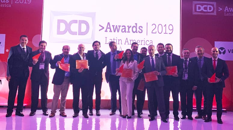 DCD Awards LATAM 2019 otorga a Raúl Santoyo el premio Contribución Excepcional a la Industria del Data Center
